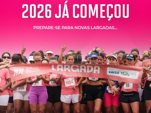 Foto com fundo rosa com imagem de corredoras na largada 