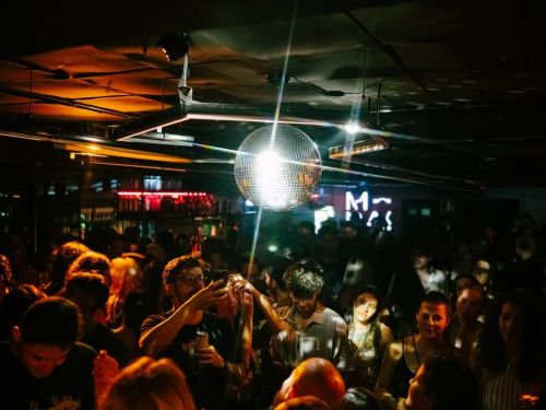 Fotografia da pista de dança do evento 