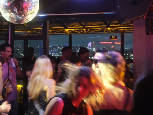 Fotografia da pista de dança do evento 