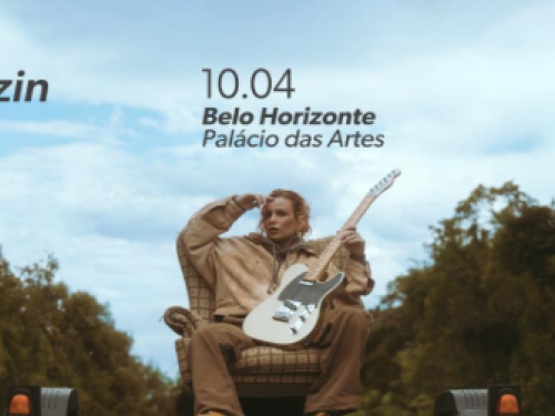 Cartaz horizontal da cantora Carol Biazin. Ela aparece sentada em uma poltrona no meio de uma estrada cercada por árvores, segurando uma guitarra branca sob um céu nublado. O texto anuncia show em Belo Horizonte, no Palácio das Artes, dia 10/04, como parte da tour "nem tão pouco assim".