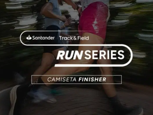 Imagem promocional do circuito de corrida Santander Track&Field Run Series. Ao fundo, há uma foto com efeito de movimento mostrando as pernas de corredores em ação. No centro, sobrepostos em blocos de texto modernos e arredondados, estão os logotipos dos patrocinadores e o nome da série. Na parte inferior, uma caixa de texto destaca o termo: "CAMISETA FINISHER".