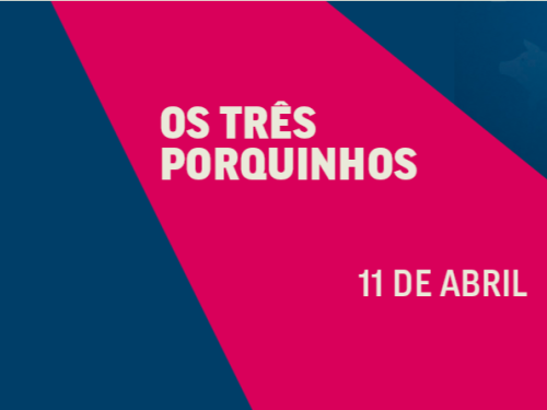 A imagem possui um design moderno com blocos de cores em diagonal. O lado esquerdo é azul-marinho e o lado direito é rosa vibrante (magenta). Centralizado na parte rosa, o texto em letras maiúsculas brancas diz: "OS TRÊS PORQUINHOS". Abaixo e à direita, em uma fonte menor, está a data: "11 DE ABRIL". No canto superior direito, nota-se a silhueta discreta de um porquinho sobre o fundo azul.