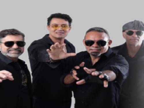 imagem dos integrantes da banda vestidos de preto 