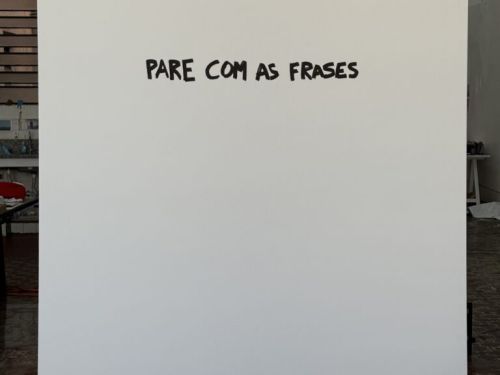 Meme: cartaz branco com mensagem "Pare com as frases"