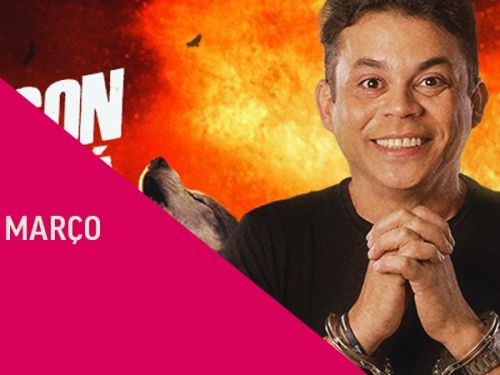 Folder de divulgação. Humorista Emerson Ceará ao centro, suas mãos estão algemadas e seus dedos entrelaçados. Ao fundo, há representação de dois lobos uivando em um cenário de explosão. Aos lados direito e esquerdo há informações sobre o evento – data, local e logo do site para compra de ingressos.