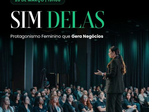 Folder de divulgação do projeto "Sim Delas 2026 | Protagonismo Feminino que Gera Negócios". Mulher palestrando em cima do palco, veste roupa preta social e sapato com salto baixo. Plateia assiste sentada. Informações sobre o evento no canto superior da imagem: título, patrocinadores, local e horário. 