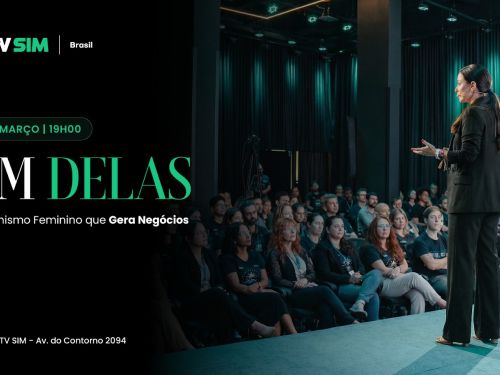 Folder de divulgação do projeto "Sim Delas 2026 | Protagonismo Feminino que Gera Negócios". Mulher palestrando em cima do palco, veste roupa preta social e sapato com salto baixo. Plateia assiste sentada. Informações sobre o evento à esquerda da imagem: título, patrocinadores, local e horário. 