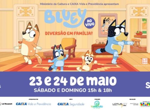 Folder de divulgação do show "Bluey ao vivo – Divuersão em família!". Desenho animado infantil com quatro personagens de cachorro em uma sala de estar. Fundo com tons claros e marrons.