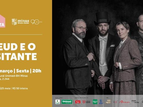 Cartaz de espetáculo teatral com fundo dividido em duas partes. À esquerda, sobre fundo mostarda, estão as informações sobre o evento – título, data e localização. À direita, fotografia em tons escuros mostra quatro pessoas caracterizadas com figurinos de época: dois homens de terno, um homem com cartola e uma mulher com traje formal, todos posando de frente para a câmera.