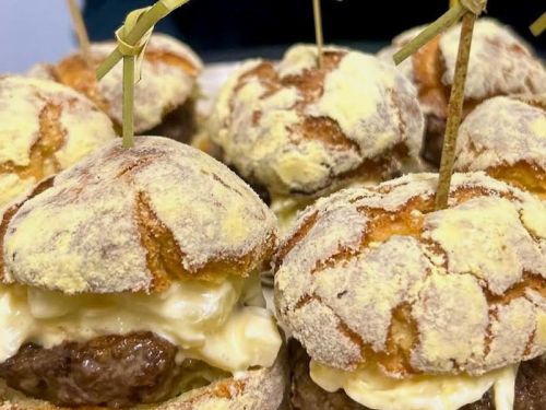 Prato com sete mini hambúrgueres de carne.