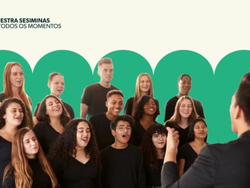 Cartaz da Orquestra Sesiminas. A imagem mostra um grupo de jovens cantores vestidos de preto, organizados como um coral, cantando enquanto um maestro aparece de costas regendo o grupo. O fundo tem formas arredondadas em verde.