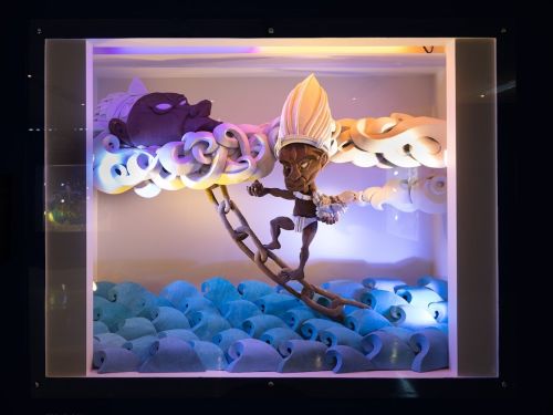 Artesanato representando os orixás e elementos sagrados da cultura africana.