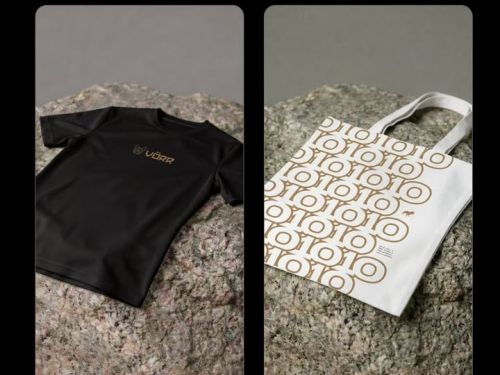 foto ilustrativa do kit basico contendo um camisa preta e bolsa branca 