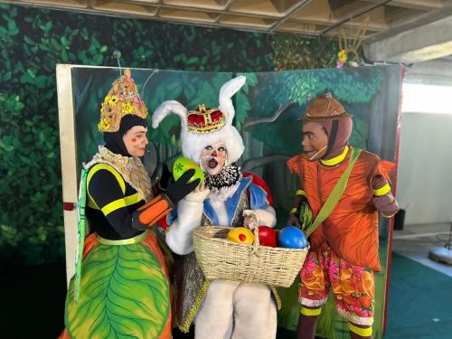 Foto de capa da Pascoa do Museu de Brinquedo mostrando o coelho e outros dois personagens 