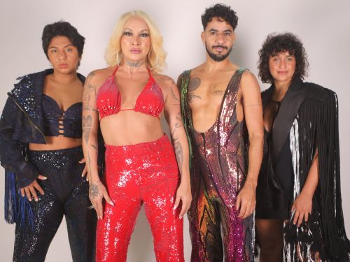 Foto dos integrantes da companhia brasileira de teatro 