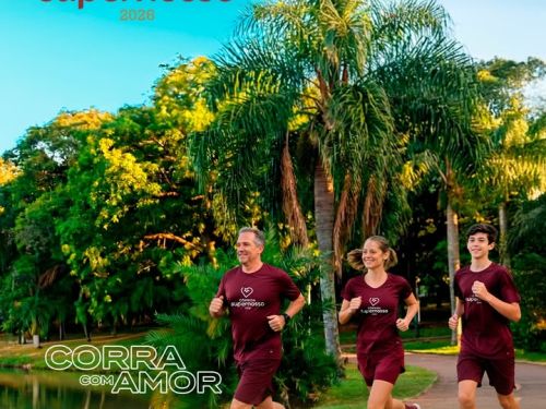 Foto de capa da corrida Supernosso ilustrando 3 atletas correndo no parque e vestindo a blusa oficial roxa 