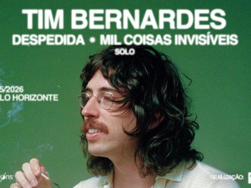 Flyer com fundo verde e imagem do artista Tim Bernardes e o evento Turnê de despedida de “Mil Coisas Invisíveis” 