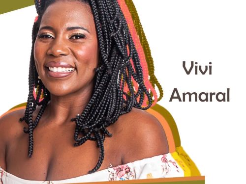 Foto de uma das cantoras do coletivo Docilaré: Vivi Amaral 