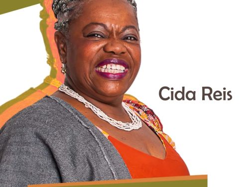 Foto de uma das cantoras do coletivo Docilaré: Cida Reis
