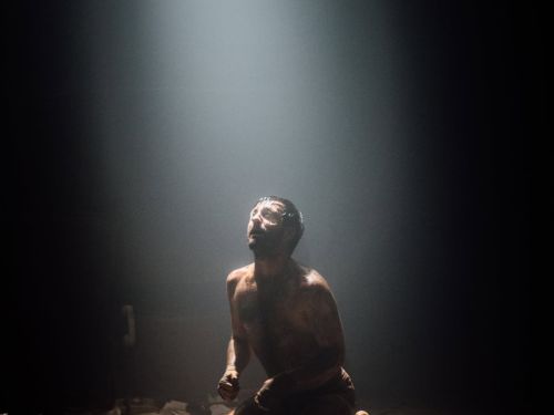 Foto do artista em uma das cenas do espetáculo 