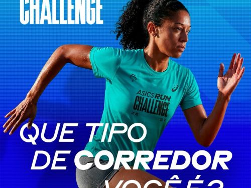 foto de uma corredora com a blusa do evento com o fundo azul