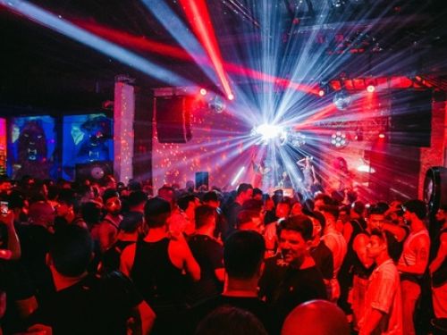 Fotografia da pista de dança do evento iluminada