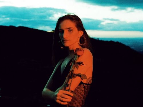 Fotografia de divulgação da artista Joana Rochael