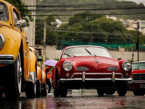 Foto de carro vermelho antigo