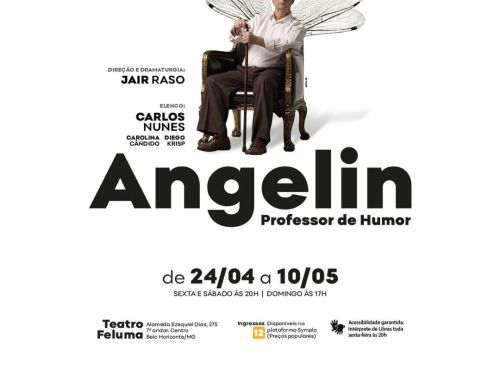 Foto de capa do espetáculo "Angelin, Professor de Humor", com fundo todo branco, textos informativos da data, local e titulo da obra com preto e foto do artista sentado na cadeira com asas de mariposa 