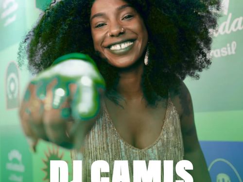 Imagem vertical com fotografia de DJ Camis, uma mulher negra com um volumoso cabelo crespo preto e sorriso aberto, mostrando um detalhe de diastema. Ela usa um vestido de franjas douradas, piercings no nariz e aponta a mão em direção à câmera. O fundo é verde com logomarcas repetidas. Na parte inferior, em letras brancas, lê-se: o nome "DJ Camis" em destaque, seguido de "+ Leci Brandão", a data "Sábado, 04.07, 21h", a cidade "Belo Horizonte" e o link "sympla.com.br/autentica". No rodapé, a logo da Autêntica