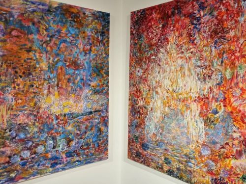 Foto de dois quadros presentes na exposição. Obra: Yehong Mao