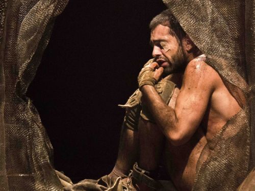 Foto do artista em uma das cenas do espetáculo 