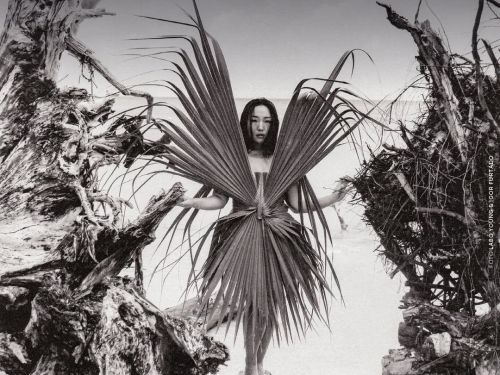 Foto em preto e branco de uma mulher na natureza