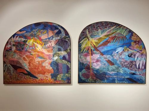 Foto de dois quadros presentes na exposição. obra Thalita Hamaoui