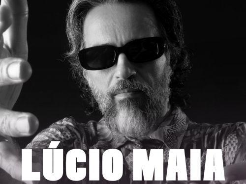 Imagem em preto e branco de divulgação do artista cantor Lúcio Maia