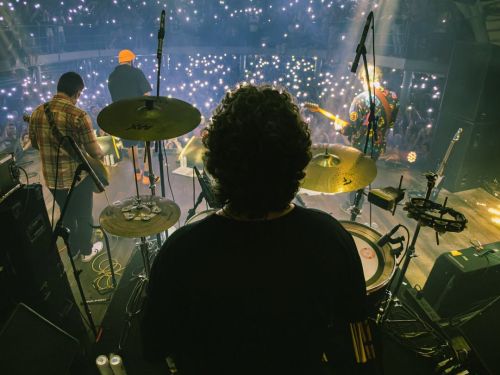 Fotografia do baterista ao palco