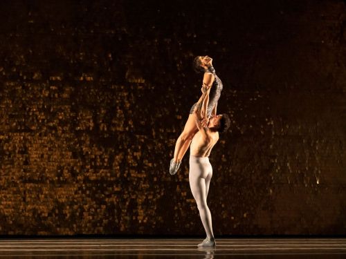 um home erguendo uma mulher 