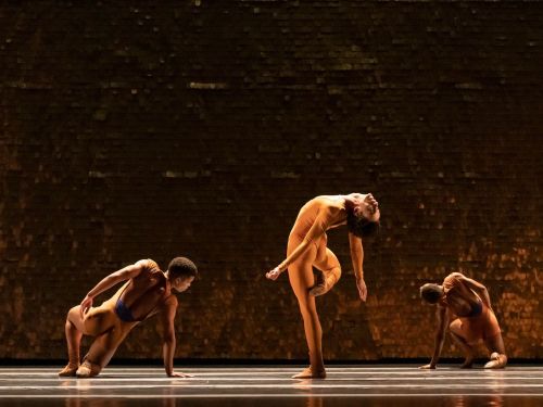 pessoas dançando em diferentes angulos 