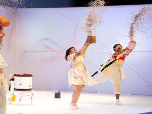 imagem de duas pessoas jogando papel pro alto 