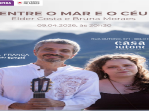 duas pessoas posando para foto de fundo da montanha