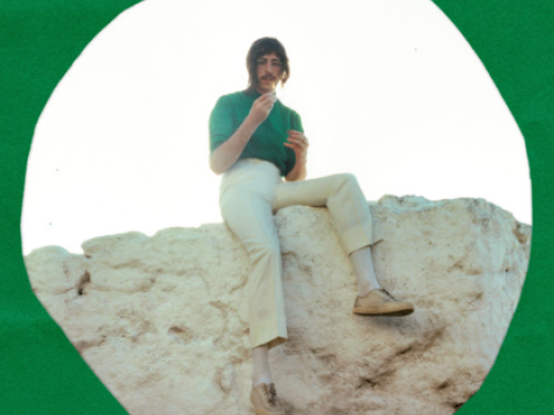 Imagem do álbum “Mil Coisas Invisíveis” com fundo verde