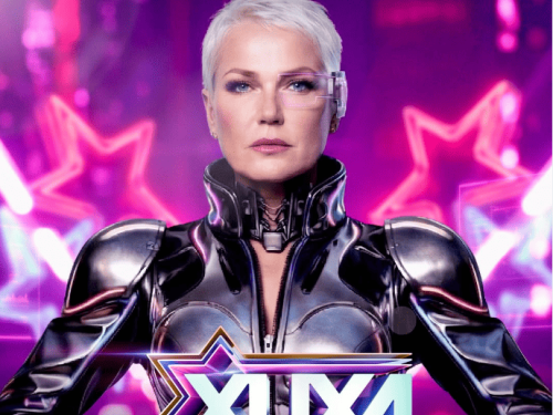 A imagem apresenta um pôster promocional com a apresentadora Xuxa centralizada, em um estilo futurista e tecnológico. Ela tem cabelos curtos e platinados, usa um visor transparente sobre um dos olhos e veste uma armadura preta brilhante com detalhes metálicos. Ao fundo, há luzes neon em tons de rosa e roxo, formando silhuetas de estrelas. Na parte inferior, destaca-se o logotipo colorido: "XUXA: O ÚLTIMO VOO DA NAVE", acompanhado da marca Itaú Live no topo.