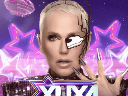 A imagem é um pôster futurista com um close da apresentadora Xuxa. Ela tem cabelos curtos platinados e usa um acessório tecnológico metálico que cobre o lado esquerdo do rosto, além de unhas longas prateadas. Ao fundo, o cenário espacial em tons de roxo exibe estrelas neon e a icônica Nave da Xuxa em versão moderna. Na parte inferior, lê-se o título: "XUXA: O ÚLTIMO VOO DA NAVE". No topo, o selo Itaú Live.