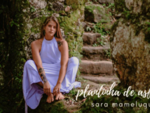 Imagem de uma mulher vestido de branco 