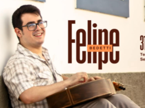 Imagem do cantor com o violão no colo 