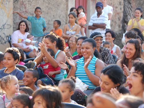 Imagem de criança batendo palmas 