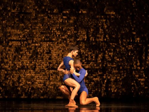 duas mulheres apoiadas entre si