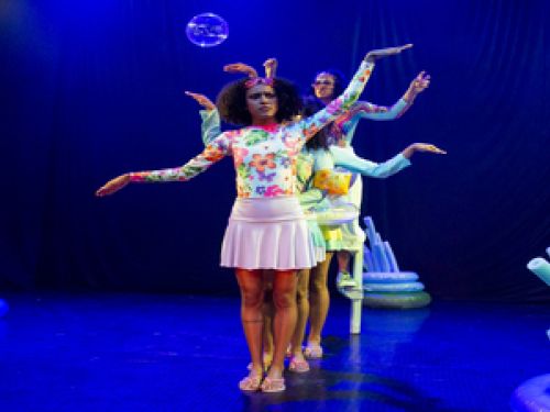 Imagem de pessoas com vestimenta colorida 