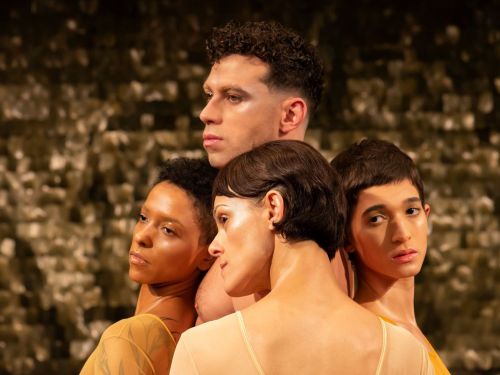 pessoas paradas com os rostos perto