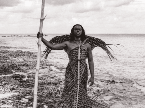 Foto em preto e branco de uma mulher na natureza